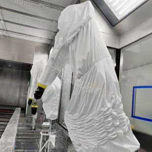 汽车喷涂车间专用机器人防漆防护衣的重要性