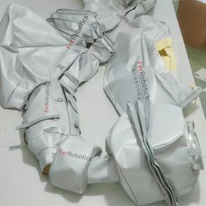 双层耐高温防护服：炼钢厂机器人的“安全铠甲”