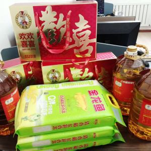 情暖中秋,凤城龙马公司派发中秋节日福利